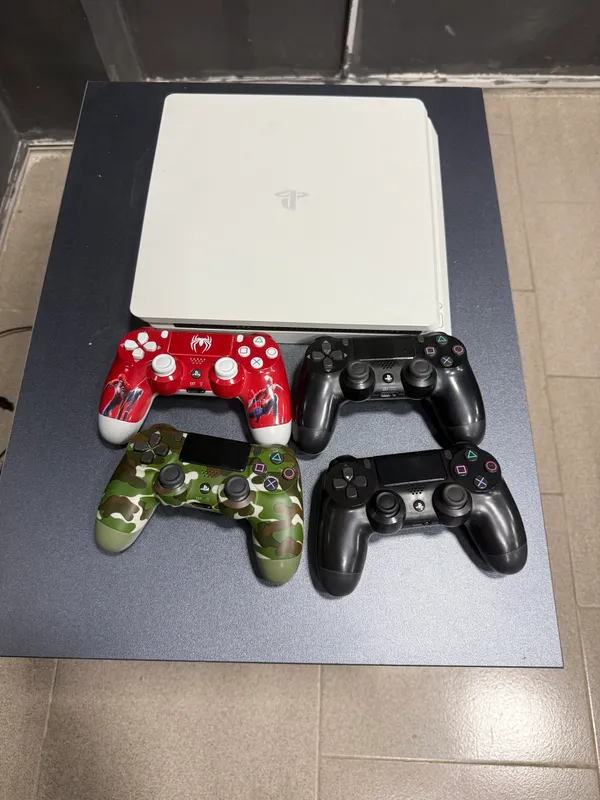 PlayStation 4–3, телевизоры 50 дюймов и диваны 4 PlayStation 4–3, телевизоры 50 дюймов и диваны 4