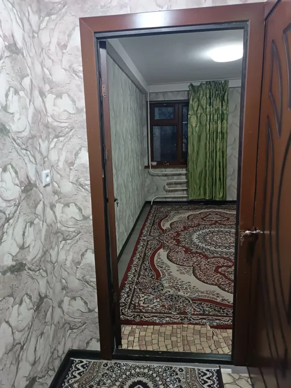 Аренда. Сдаётся комната в малосемейке по улице Буюк Ипак ТТЗ базар. — фото 1