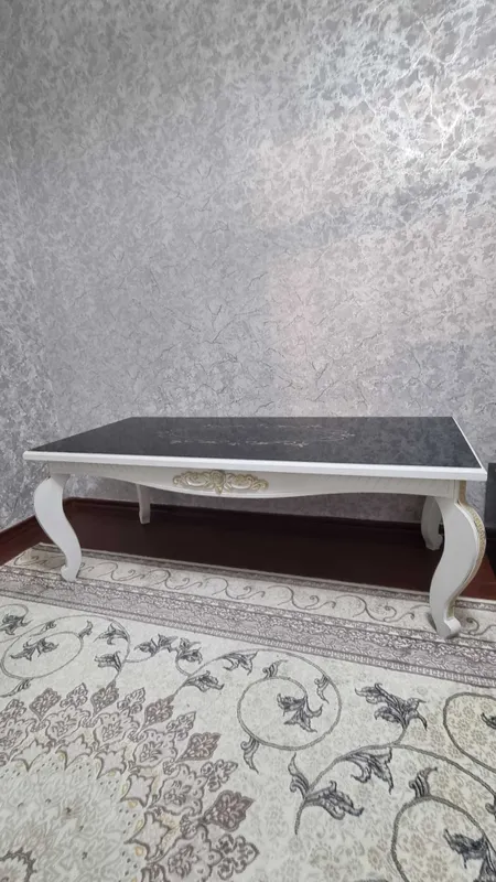 Гостинный стол хороший, красивый