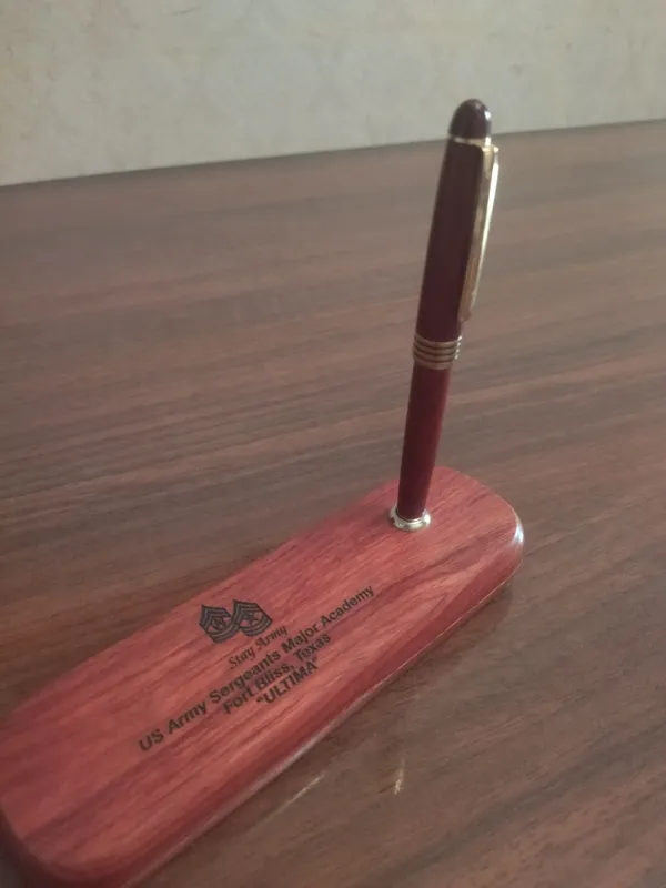 Шкатулка из красного дерева Шкатулка из красного дерева