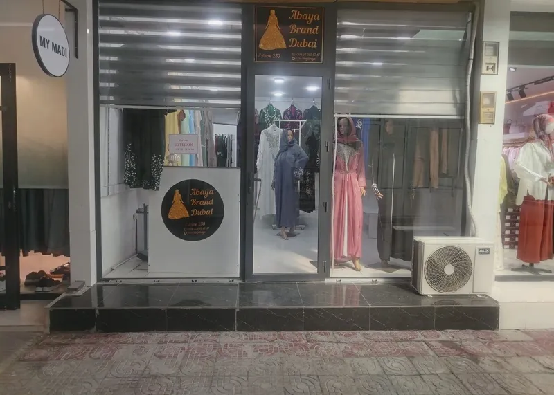 Farg'ona kiyim bozorida joylashgan do'kon (магазин) sotiladi