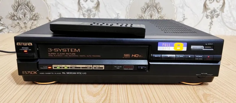 видеомагнитафон Aiwa 2 видеомагнитафон Aiwa 2