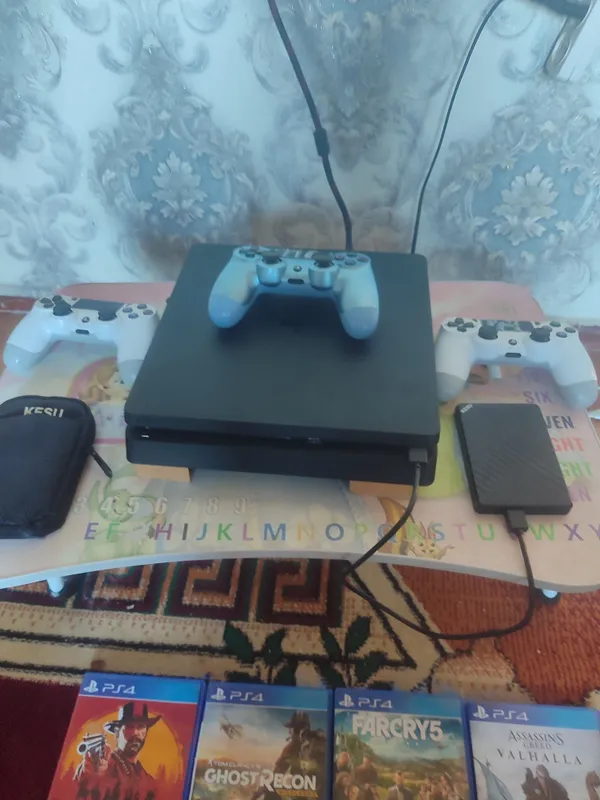 Ps4 sotiladi 3ta jěstik 6 ta oreginal disk 1 ta vneshney disk 2