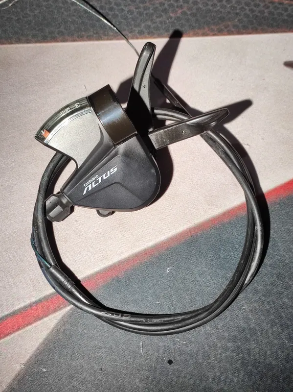 Shimano Altus original 9 tezlikli manetka shifter 1 Shimano Altus original 9 tezlikli manetka shifter 1