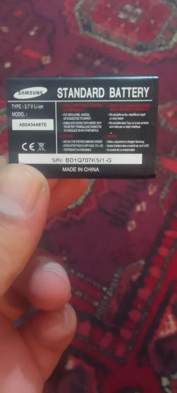 нужна батарейка на телефон