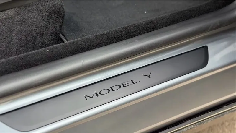 Tesla Model Y 2025 AWD (All-Wheel Drive) - 750km — фото 1