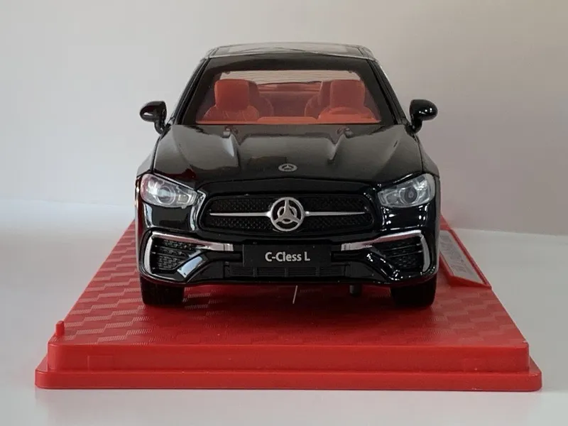 Modelka Mercedes-Benz C260L, Mercedes-Benz E-Class 1:24 1