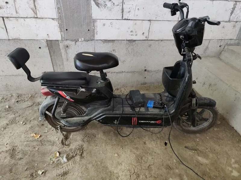 Skuter DEMASH chunte yuribturibti zaryati 30 km yurayabti 2 Skuter DEMASH chunte yuribturibti zaryati 30 km yurayabti 2