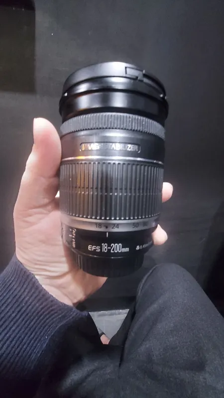 Obyektiv canon EFS 18-200mm