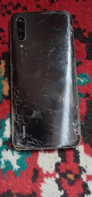XIAOMI 9 — экран и задняя часть разбиты, на запчасти. 2 XIAOMI 9 — экран и задняя часть разбиты, на запчасти. 2