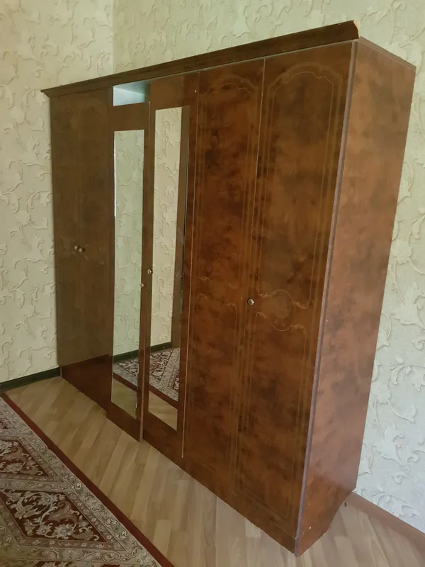Кожаный диван, микроволновка, стол, шкафы 5 Кожаный диван, микроволновка, стол, шкафы 5