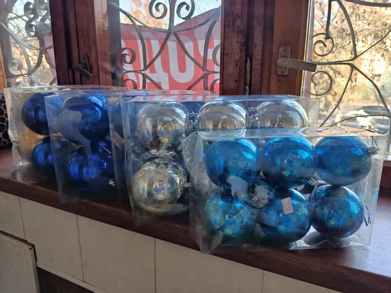 Kichkina archa, mishura va o‘yinchoqlar bilan 3 Kichkina archa, mishura va o‘yinchoqlar bilan 3