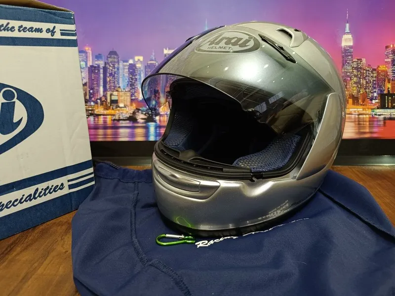 Это высокачественый мото шлем от Японского бренда ARAI QUANTUM 2 2 Это высокачественый мото шлем от Японского бренда ARAI QUANTUM 2 2