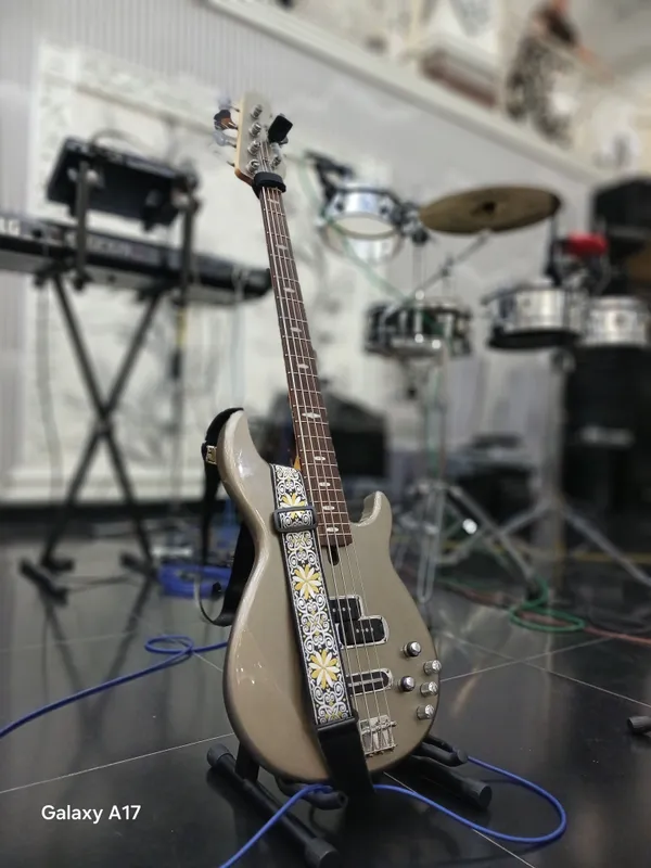 бас-гитара Yamaha BB 615