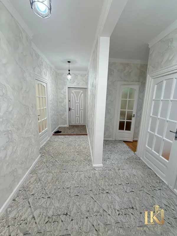 5 xonali, yangi ta’mirli va 2×6 katta balkonga ega, umumiy maydoni 100 m² bo‘lgan keng 4 qavatli uy sotiladi 8
