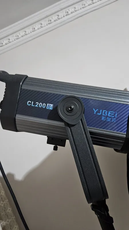 Lampa sotiladi, studiya yoritgichi 2