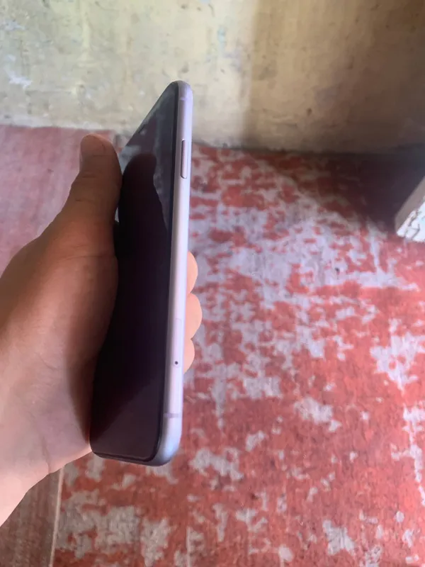 Iphone11 holati 10/9.8 ekranda sal chigi bor 83% 1