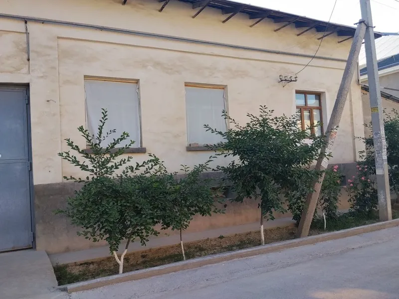 Uchaskani yarmi sotiladi 3.7sotik yashashga honalari bor