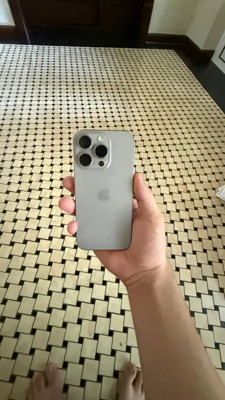 Iphone 15 pro titanium — фото 1