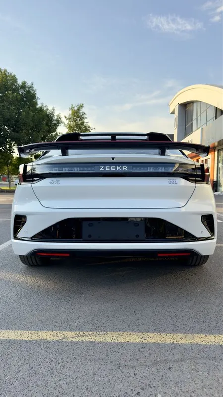 Zeekr 001 4wd 730km 2,8sek 103kwh 280km/h 62000$ 4 Zeekr 001 4wd 730km 2,8sek 103kwh 280km/h 62000$ 4