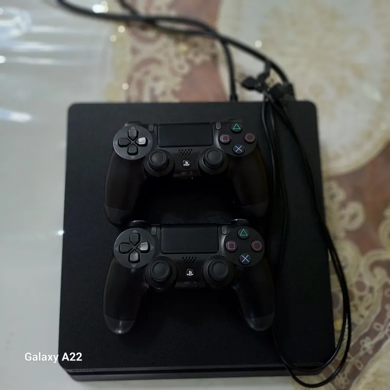 PlayStation 4 1TB 2 ta joystick bilan