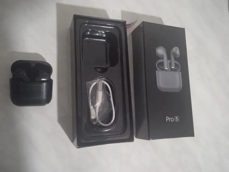 Simsiz Bluetooth naushnik qora va simli oq naushnik sotiladi. 1 Simsiz Bluetooth naushnik qora va simli oq naushnik sotiladi. 1