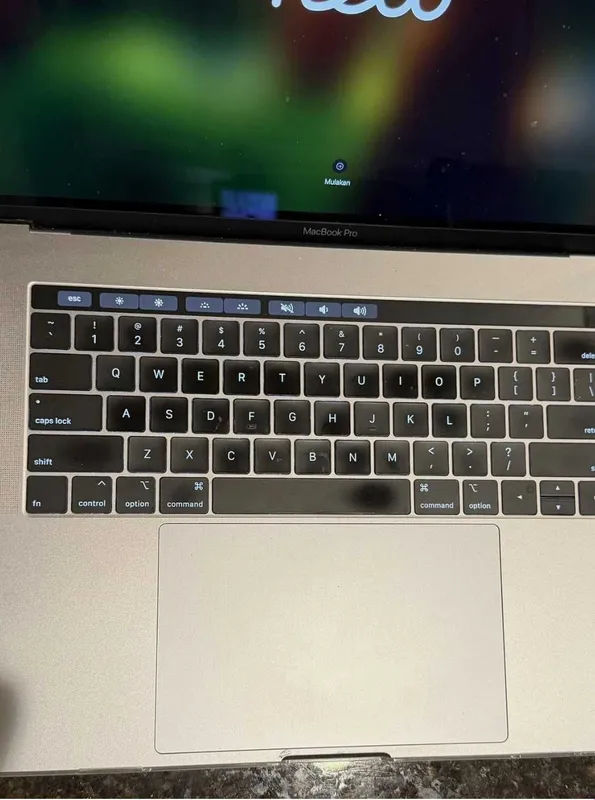 Macbook Pro 15 inch 2018 oxiri + Srochna sotiladi — фото 1