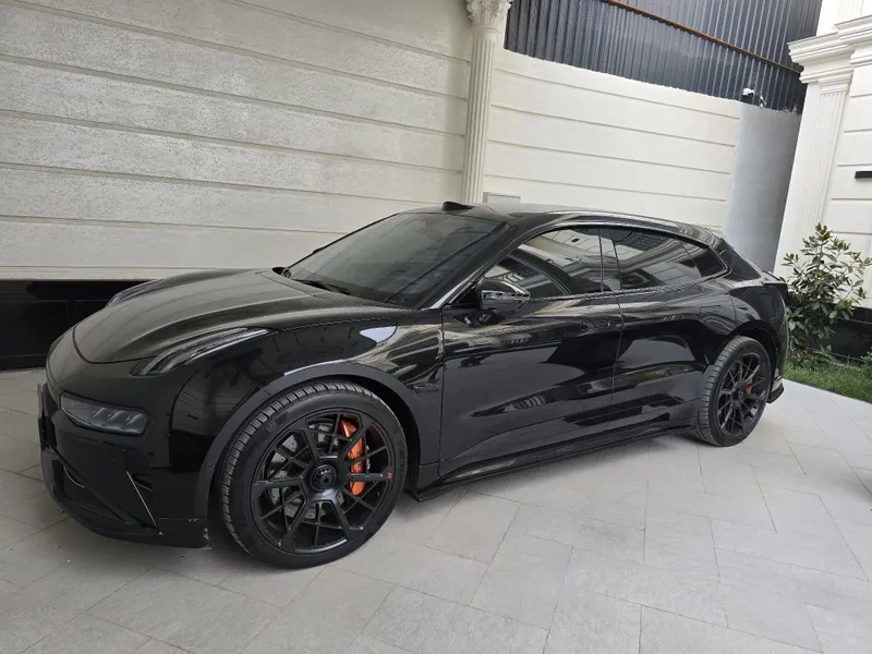 Zeekr 001 z sport 2024 alkantara salon 1