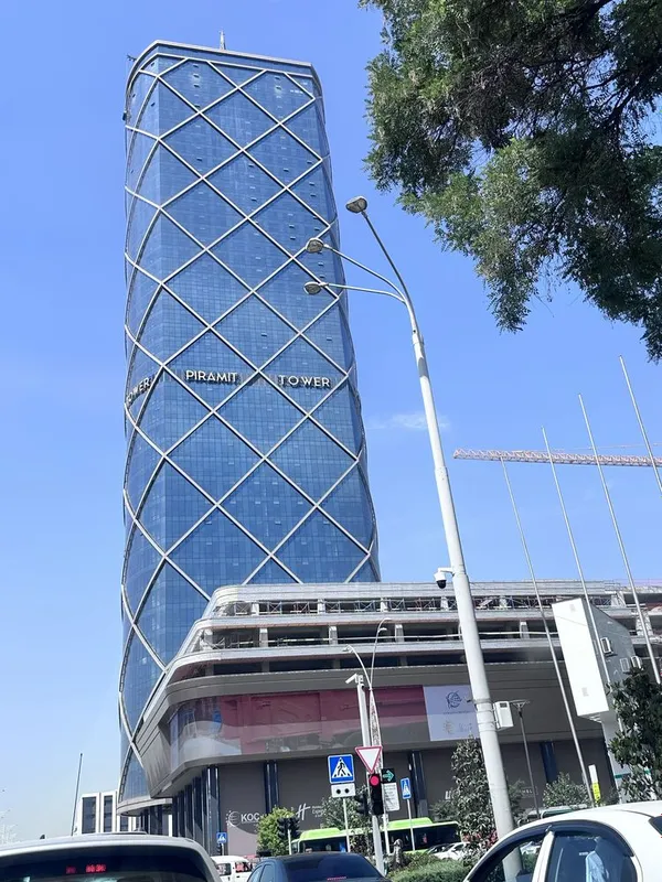 Piramit Tower ЖКda 2 xonali burchak kvartira sotiladi (72 m²), ta’mirsiz, panoramali manzara 1