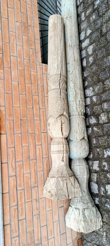 Старинные деревянные колонны