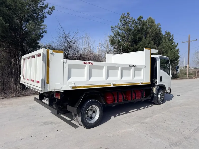 Isuzu Samasval 2011 4