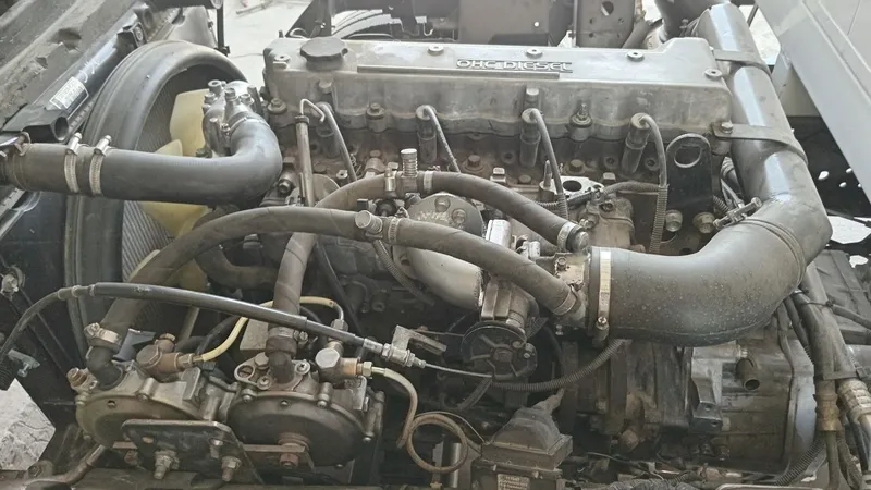 Aftobus Isuzu motor karobka 2