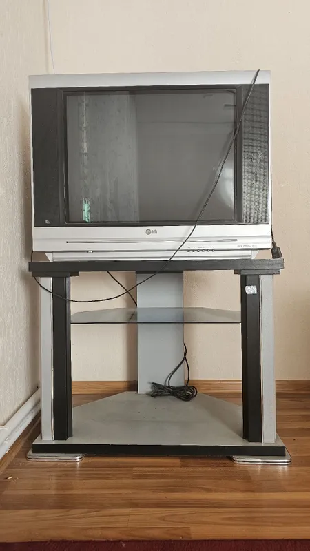 Телевизор LG с подставкой