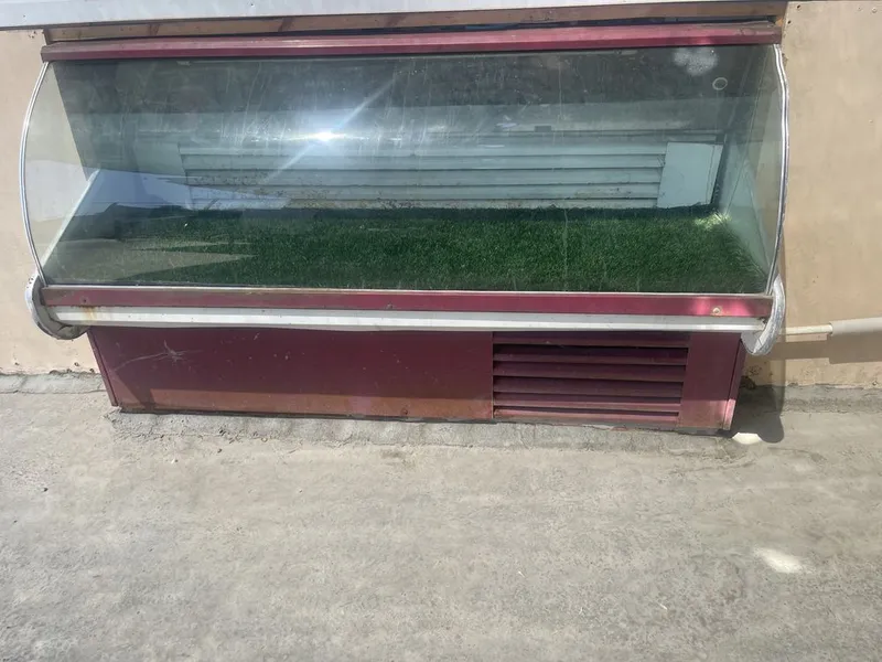 Vitrina kilishilgan narxda sotiladi