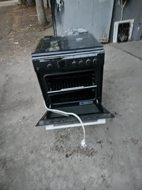 Продаётся газ плиту и вытяжка рабочий 2 Продаётся газ плиту и вытяжка рабочий 2