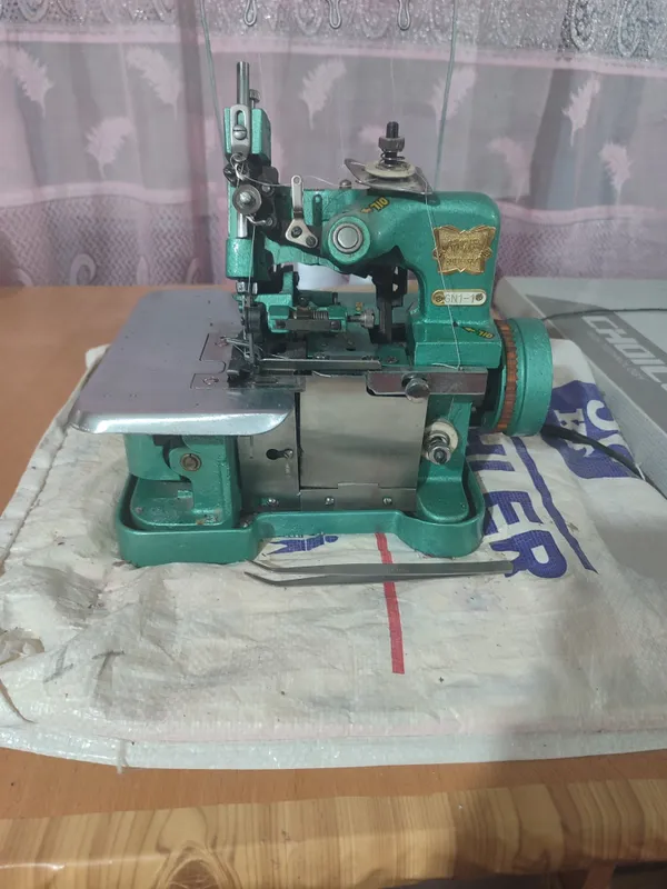 Mini averlok tikuv mashinasi sotiladi