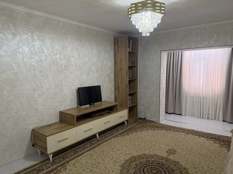 Shaxar markazida yashashga tayyor 3 xonali kvartira sotiladi.