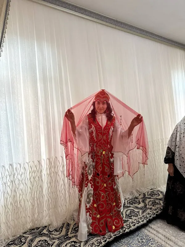 Kelinlar uchun qizil ansambil