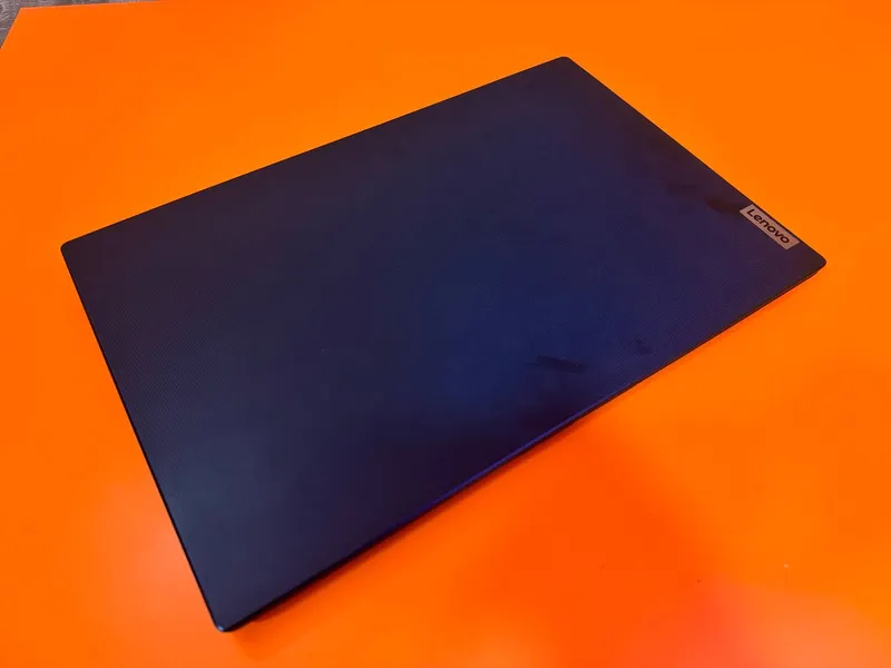 Ноутбук Lenovo V15 — фото 2