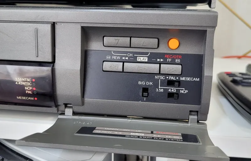 Видеомагнитофон Daewoo DVR-8286W titanium — фото 1 Видеомагнитофон Daewoo DVR-8286W titanium — фото 1