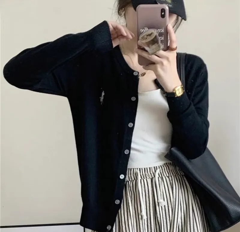 Чёрный кардиган в стиле old money / casual. 4