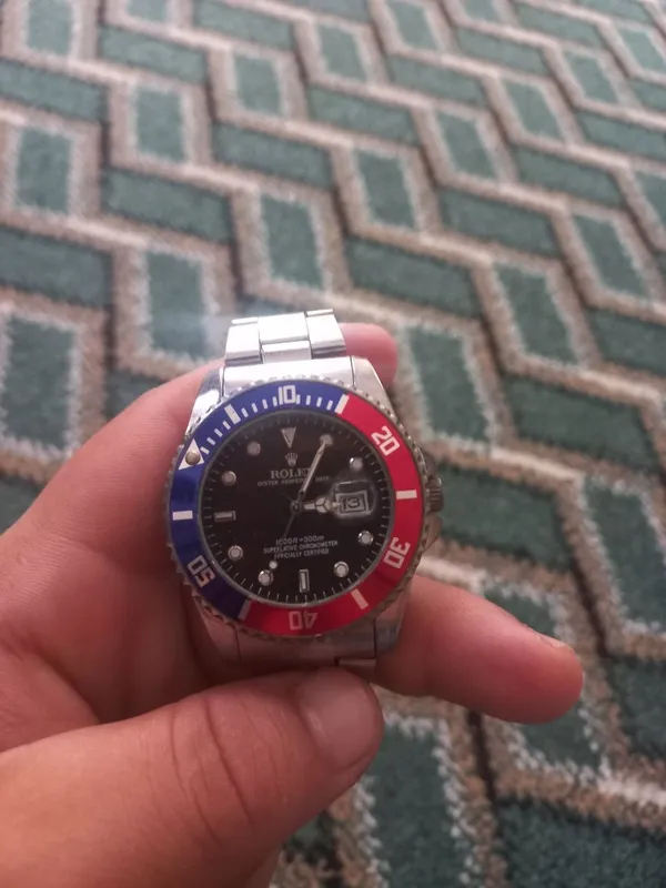 Rolex qul soati bor sotiladi