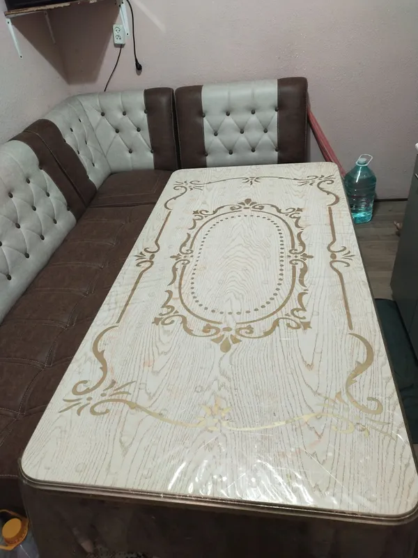 Кухонный уголок со столом