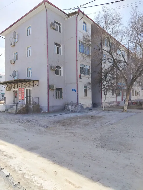 Дом сатилади 64 - 1 дом 2 - комната 4 этаж бир еки затлари менен.