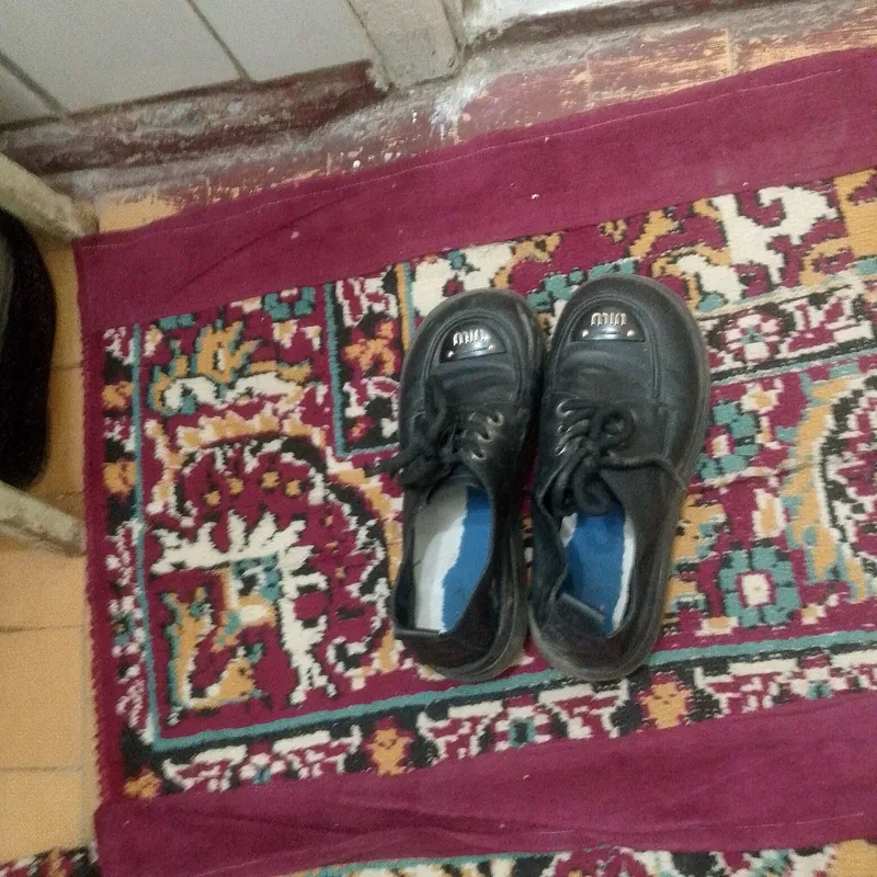 men bu oyoq kiyimni sotmoqchiman faqat bir marta