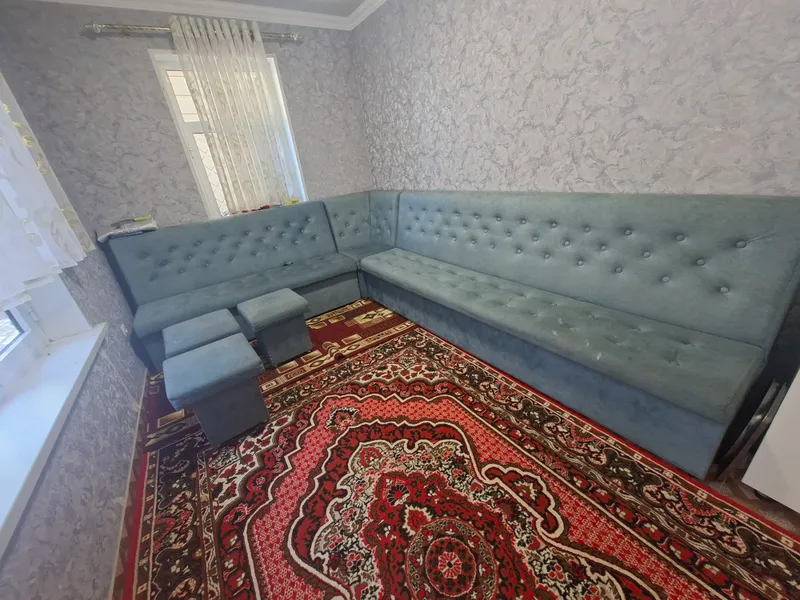 Уголок, есть 3 пуфика, 3 метра, 4 метра