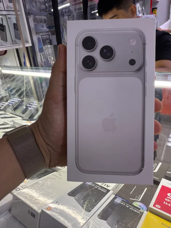 Iphone 17 pro Silver