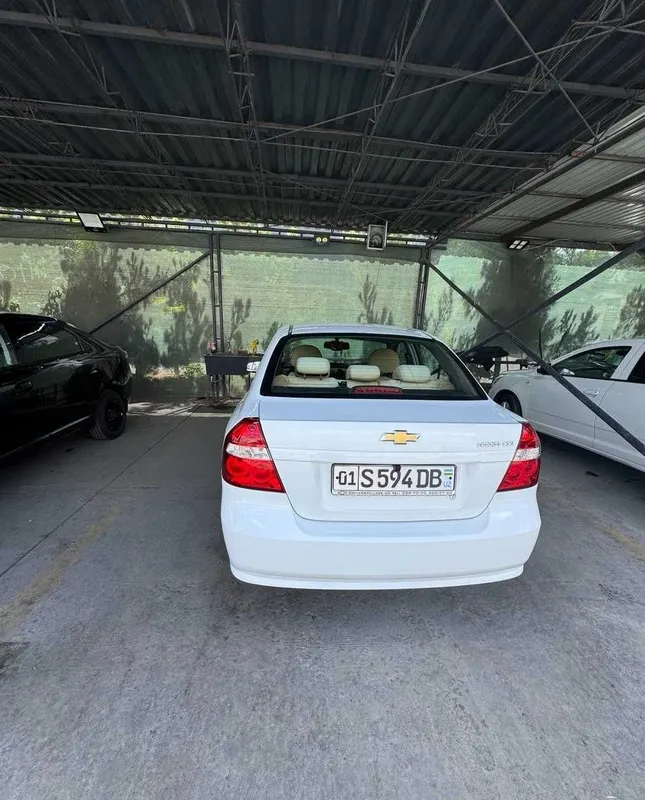 Oq rangli Nexia 3 LTZ avtomobili 3 Oq rangli Nexia 3 LTZ avtomobili 3