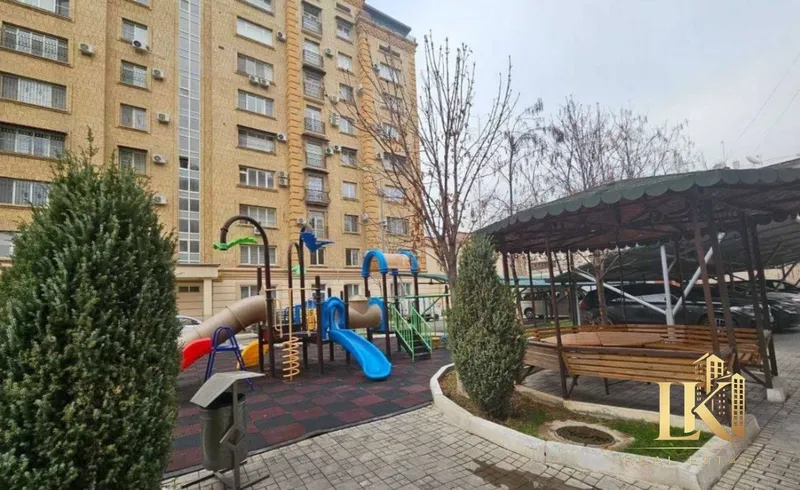 Продаётся просторная 5-комнатная квартира с видом на посольство и охраняемой зоной