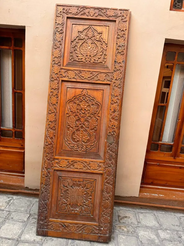Qadimiy eshiklar sotiladi yaxshi xolatda razmer 2.25 x 70m2